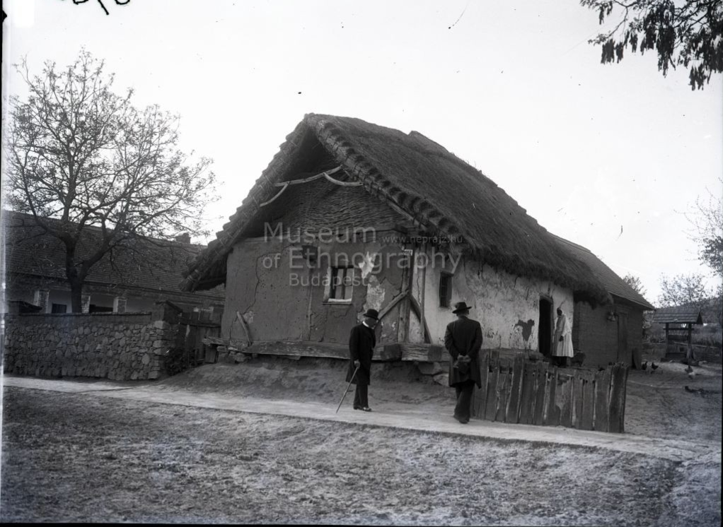 Talpasház<br />Régi magyar padlás ház.<br />Vajszló, 1910<br />ff., üvegnegatív, 9x12 cm