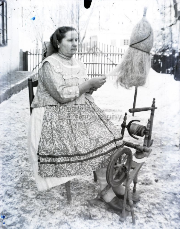 Fonó asszony biklában a rokka mellett<br />Vajszló, 1910-es évek<br />ff., üvegnegatív, 9x12 cm<br />