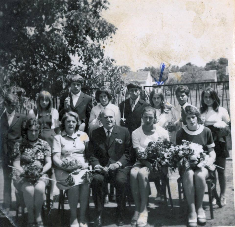 1974, zalátai ballagás<br /><br />Felső sor:<br />Büki Gyula, Csincsa Mária, Tóth Csaba, Biró Éva, Szigeti Tibor, Valtner Julianna, Balázs Tibor, Mosolygó Bori<br />Alsó sor: <br />Vántus Mihályné, Kapes Ottóné, Kapes Ottó, Molnár Katalin, Kapes Klára<br /><br />Köszönet a beküldőnek, Valter Juliannának!