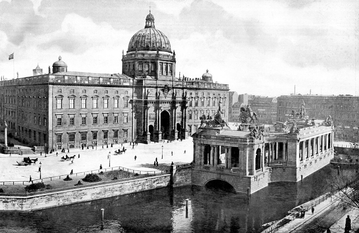 1280px-Berlin_Nationaldenkmal_Kaiser_Wilhelm_mit_Schloss_1900.jpg