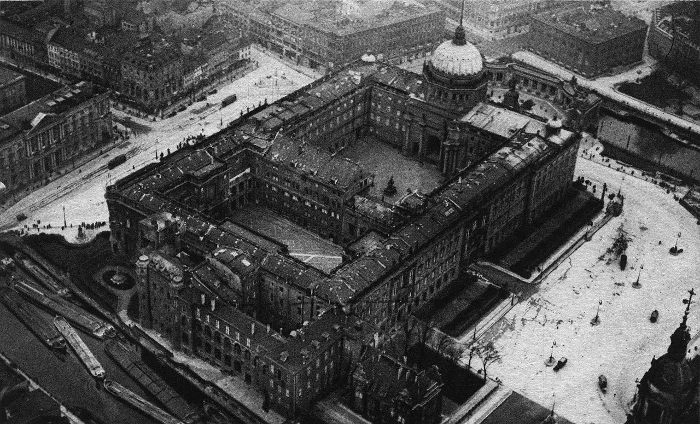 1280px-Berlin_Stadtschloss_Luftaufnahme.jpg