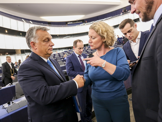 Orbán titkos kézfogása (wowposzt)