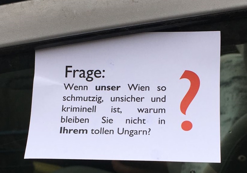 Bécsben elkezdtek cetliket kitűzni a magyar rendszámú autókra Lázár gyalázkodása miatt