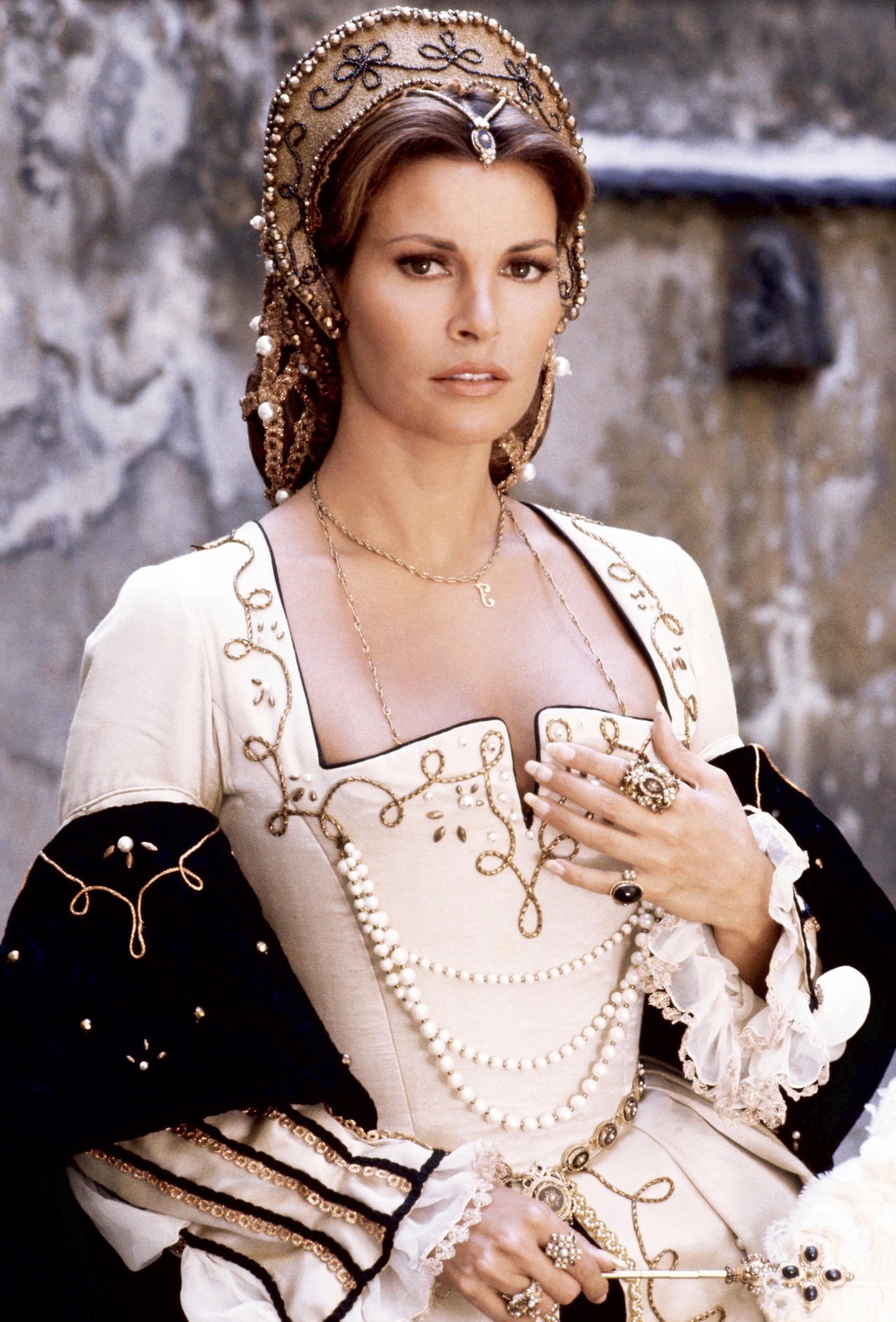 raquel_welch_in_crossed_swords_1977.jpg