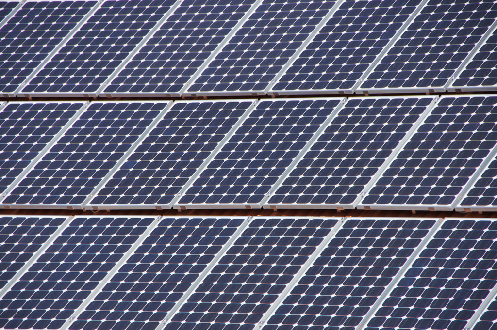 Folyamatosan nő a napenergiát felhasználók száma a Nemzeti Közművek áramelosztási területén