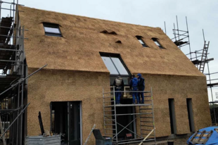 Rajonganak a nádtetőkért a turisták