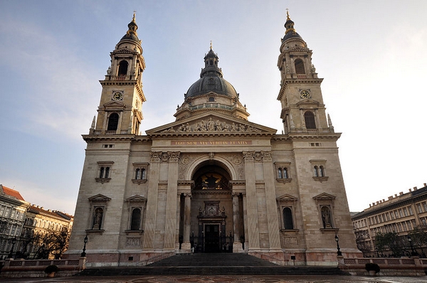 800px-Saint_Stephen's_Basilica_Budapest.jpg