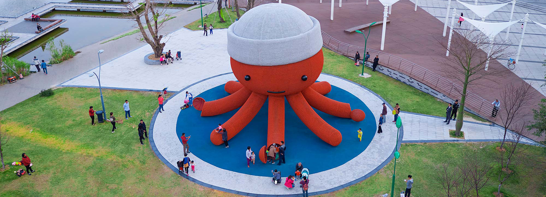 Gigantikus, nagyi-horgolta hatású polip egy kínai játszótéren