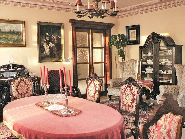 Üvegkupola és porcelánkandalló - Egy villa Budakeszin