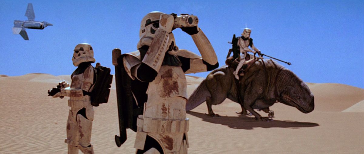 Birodalmi rohamosztagosok Tatuin dűnéin - jelenet a Star Wars Trilógia 1997-es felújított változatából.
