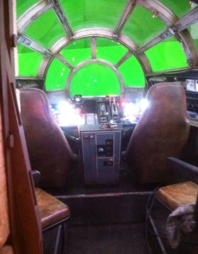 A Millennium Falcon pilótafülkéje a londoni Pinewood stúdióban.