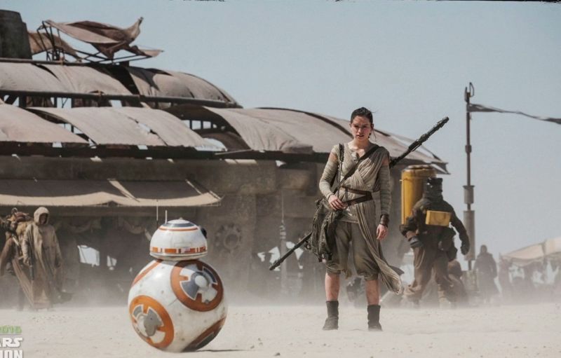 Rey (Daisy Ridley) és BB-8, aki alighanem új kedvenc lesz.