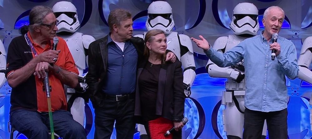 A színpadon Peter Mayhew, Mark Hamill, Carrie Fisher, Anthony Daniels és az új rohamosztagosok.