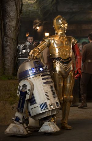 ep7_r2_3po_300x462.jpg