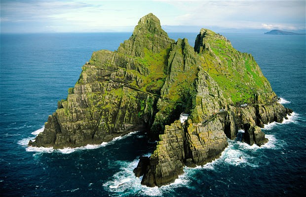 Skellig Michael szigete Írország délnyugati partjaitól 12 km-re található.