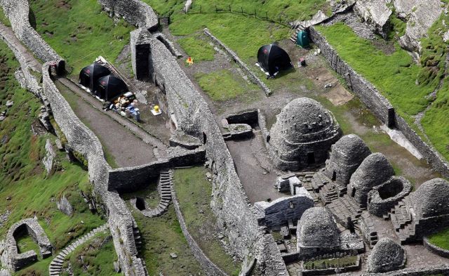 Skellig Michael szigete egy 1400 éves kolostor falait őrzi. A méhkaptár formájú épületek mellett már a stáb által felállított sátrak állnak. (fotó: theforce.net fórum)