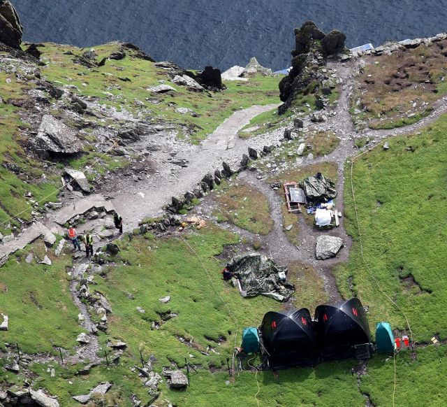 Skellig Michael turisták számára korlátozott számban látogatható, ám ez a veszélyes terep miatt sem rossz időben, sem gyerekek számára nem ajánlott. (fotó: theforce.net fórum)