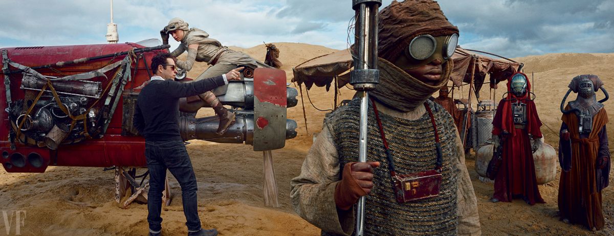 Piaci jelenet a Jakku bolygón - J.J. Abrams rendező instruálja a robogójára pattanó Reyt (Daisy Ridley).