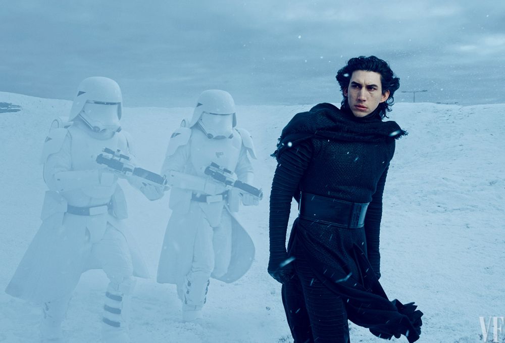 Többé nem titok, hogy Adam Driver alakítja Kylo Rent. Itt épp snowtrooperek kíséretében látható az Első Rend titkos bázisának bolygóján.