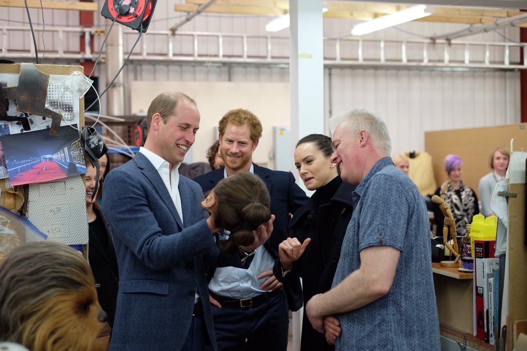 Neal Scanlan trükkmester megmutatja a Daisy Ridley arcmását ábrázoló maszkot, amit a színésznő kaszkadőre visel a forgatáson. (forrás: Twitter)