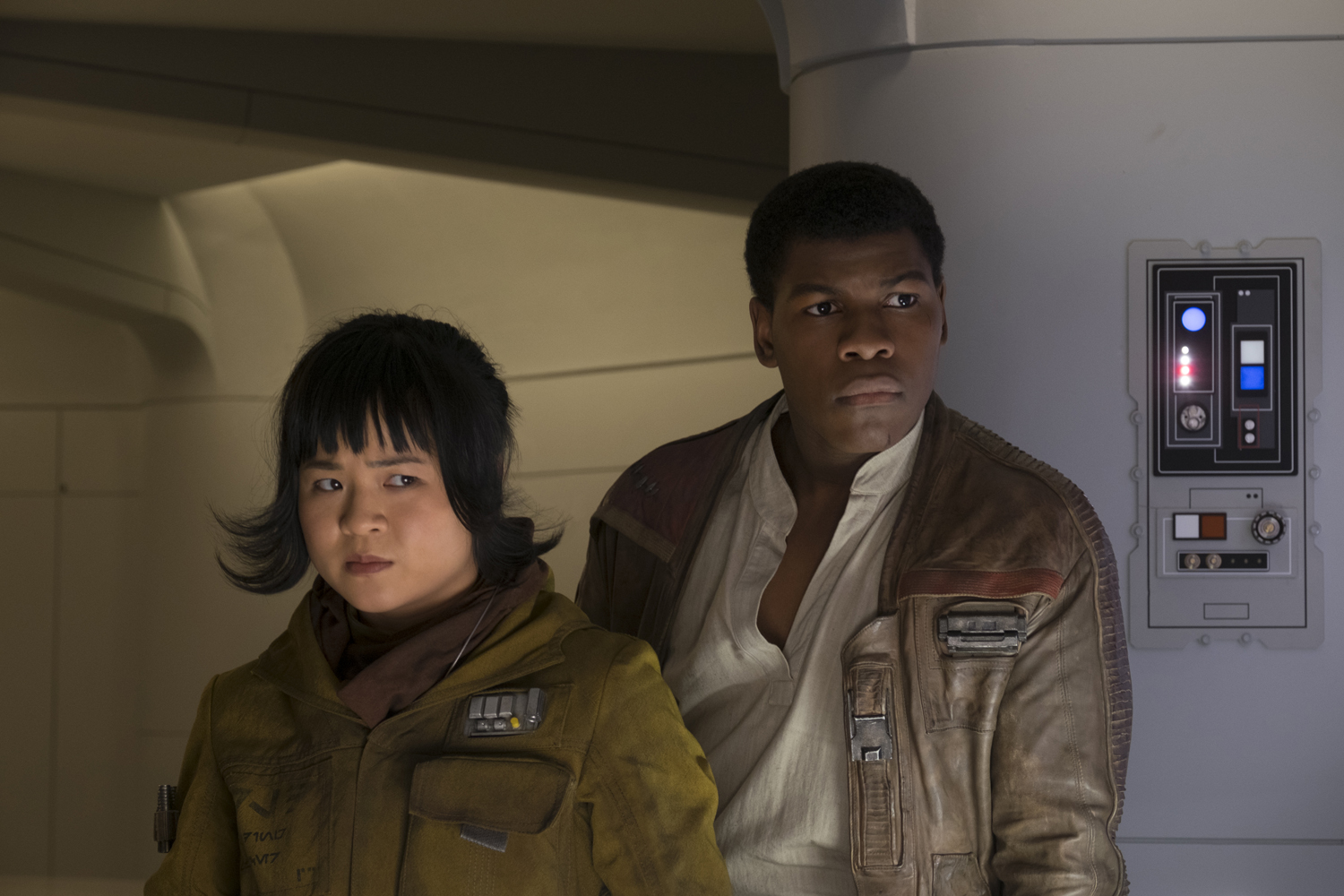 Rose Tico (Kelly Marie Tran) és az ellenállás legtöbb tagja számára a sérüléséből felépülő Finn is igazi hős. Ám ahogy már szó volt róla, a hőseink olykor csalódást okoznak.