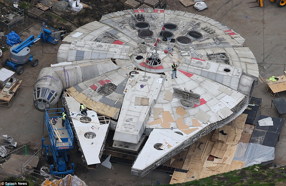 A Millennium Falcon életnagyságú díszlete először áll a Pinewood stúdió udvarán.