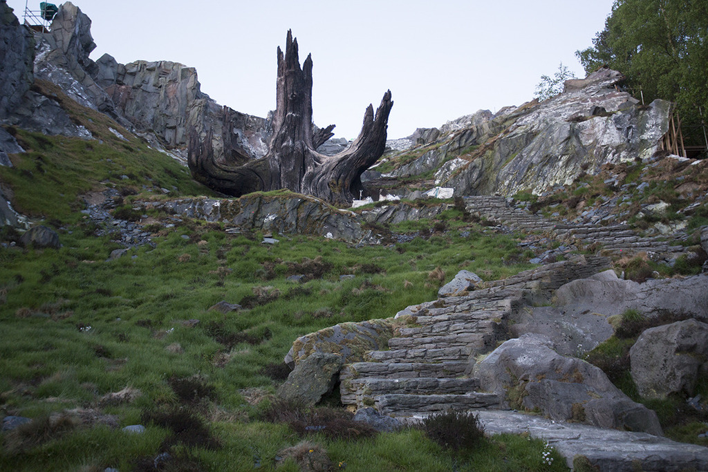 A sziklák, kövek, a lépcsők és a kiégett fa mind csak kulissza, de elképesztően jól néz ki.