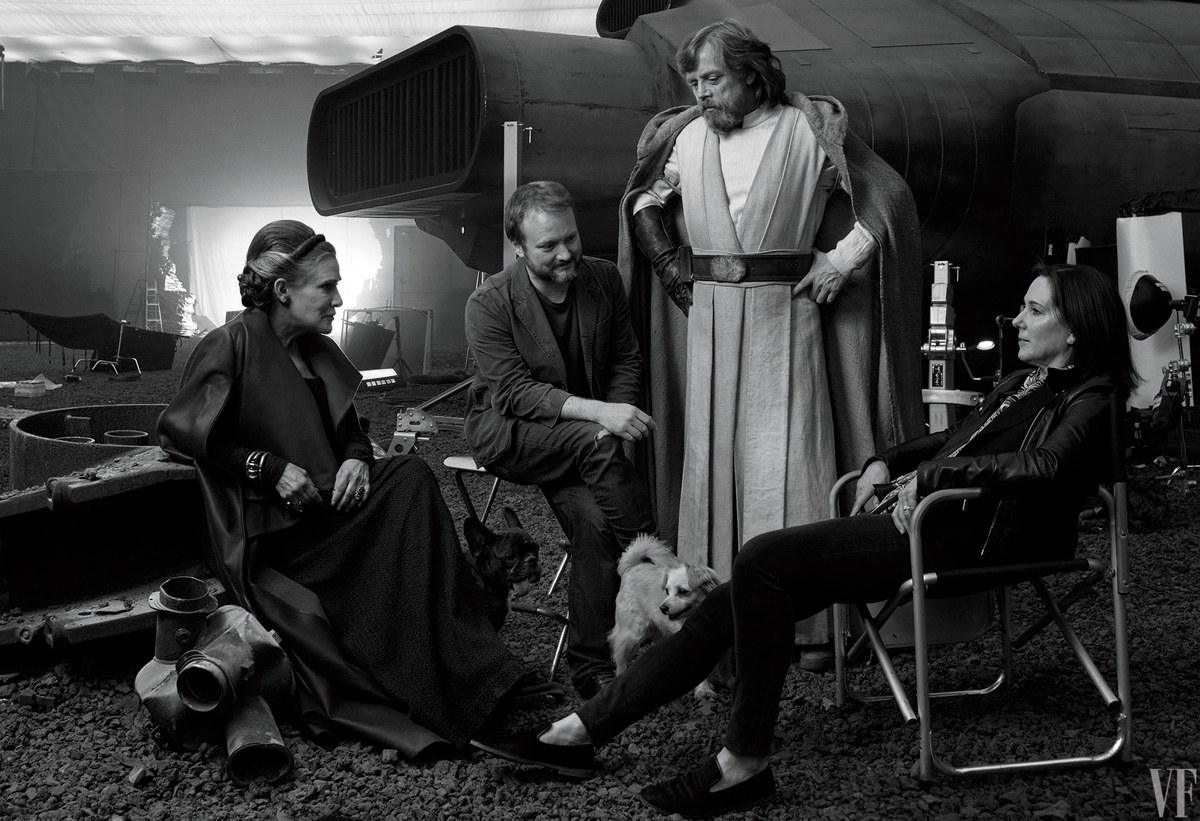 Carrie Fisher, Rian Johnson rendező, Mark Hamill és Kathleen Kennedy producer a Star Wars VIII díszletében