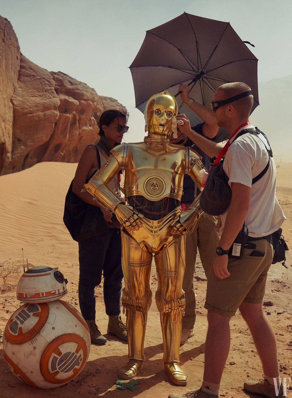 C-3PO-nak meglepően sok szerep juthat a IX. Epizódban. ‘Még sosem dolgoztam ennyit Anthonyval. Szinte minden nap velünk volt‘ - meséli Ridley. (fotó: Annie Leibovitz, Vanity Fair)