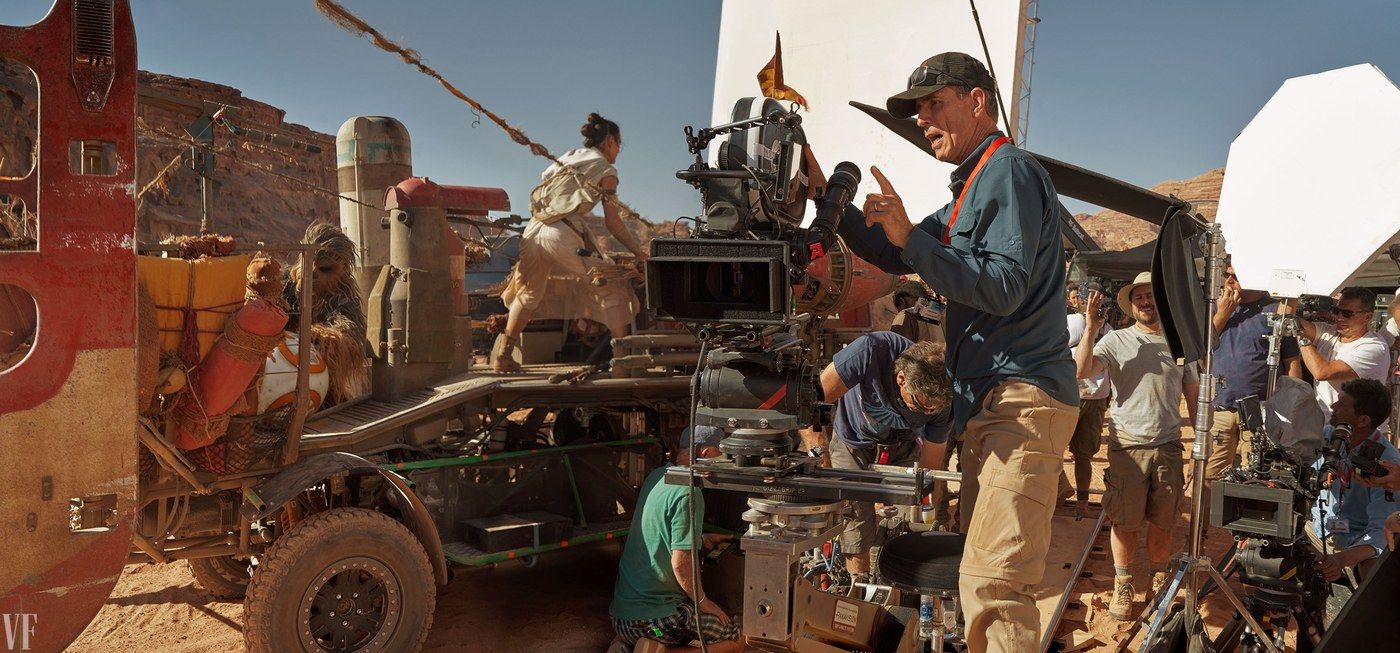 Colin Anderson kameraman készül a felvételre a jordániai sivatagban. (fotó: Annie Leibovitz, Vanity Fair)