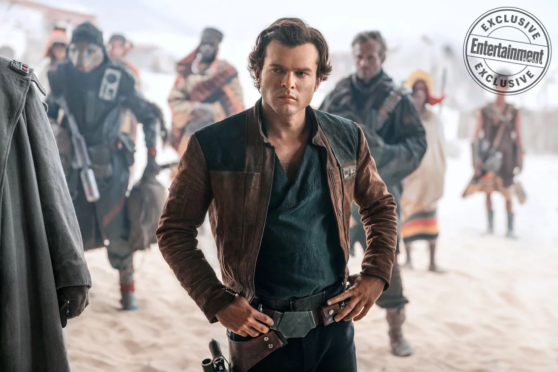 Klasszikus Han Solo-póz. A fiatal Solót (Alden Ehrenreich) csalók, tolvajok és bűnözők veszik körül. Hogy ki a jófiú, arra még neki is rá kell jönnie.