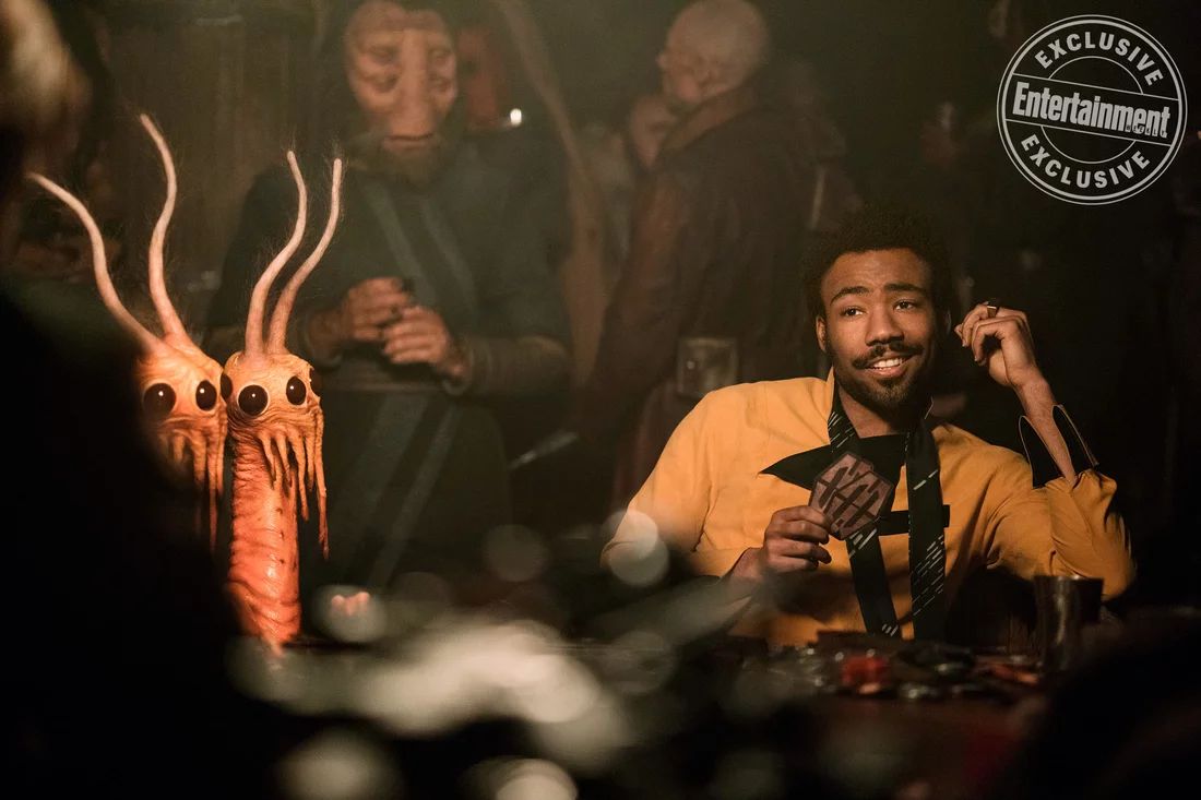Lando szerepében a sokoldalú Donald Glover, aki elárulta, néhány Sabacc-partit lejátszanak a filmben.