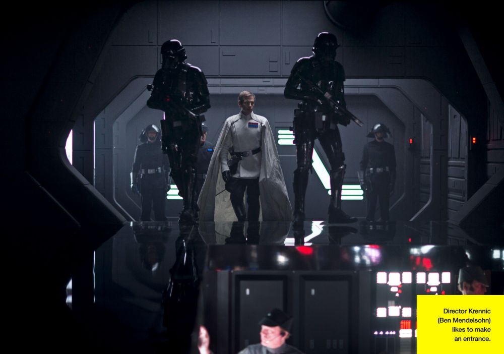 A Birodalom Fegyverkutatási Intézetének igazgatója, Orson Krennic (Ben Mendelsohn) elit rohamosztagosai kíséretében érkezik a csillagromboló hídjára. (forrás: Lucasfilm / Empire)