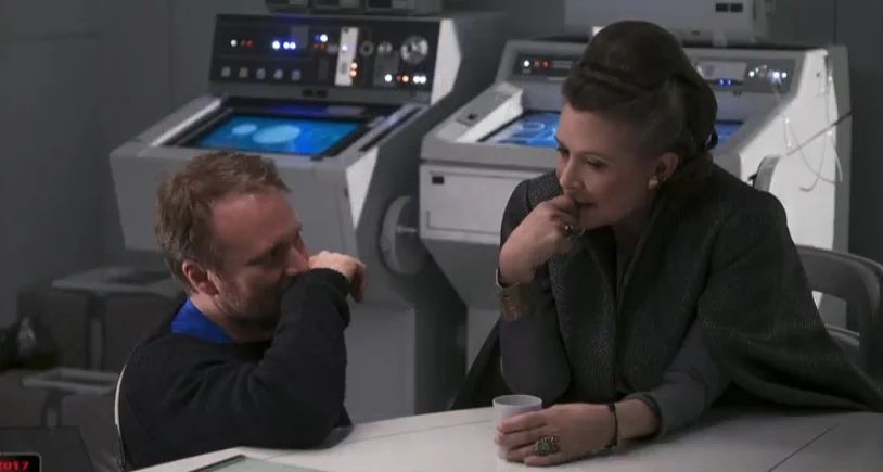 Rian Johnson rendező és Carrie Fisher a film díszletében