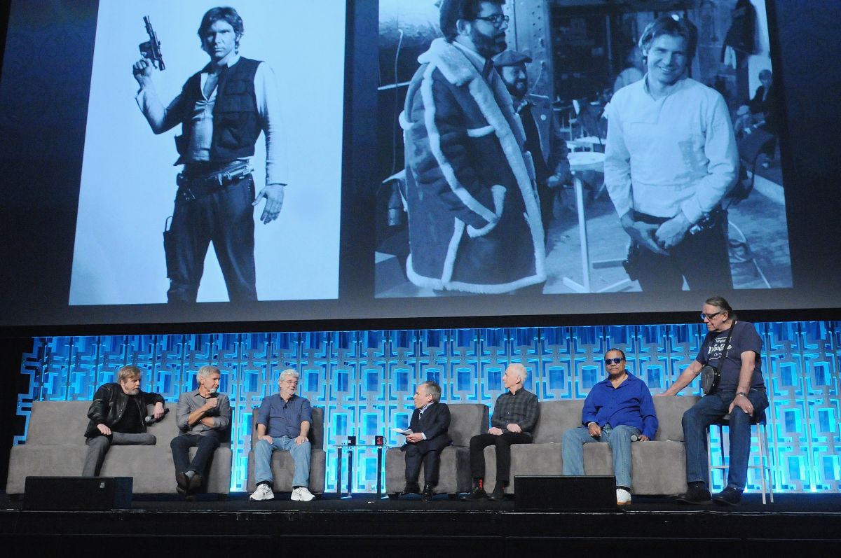 George Lucas körül együtt a régi harcostársak: Mark Hamill, Harrison Ford, Warwick Davis, Anthony Daniels, Billy Dee Williams és Peter Mayhew a Star Wars Celebration megnyitóján.