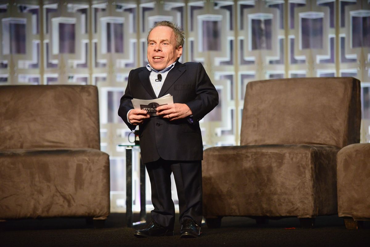 Warwick Davis 11 évesen játszotta el Wicket, az ewok szerepét. Kiváló házigazdája volt a megnyitónak.