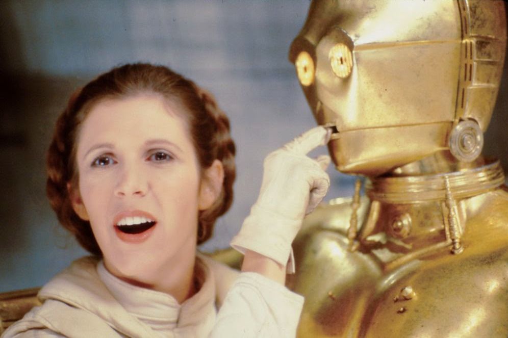 Carrie és C-3PO (fotó: Lucasfilm)