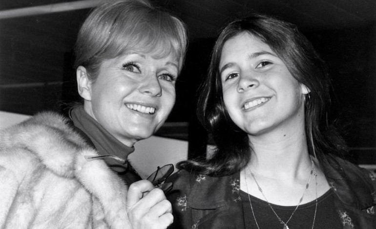 Debbie Reynolds színésznő és a tinédzser Carrie Fisher