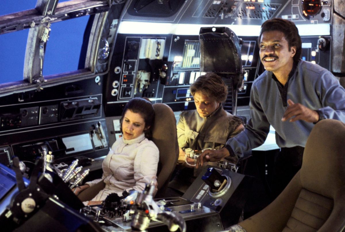 Carrie Fisher, Mark Hamill és a Landót alakító Billy Dee Williams a Millennium Falcon pilótafülkéjében (fotó: Lucasfilm)