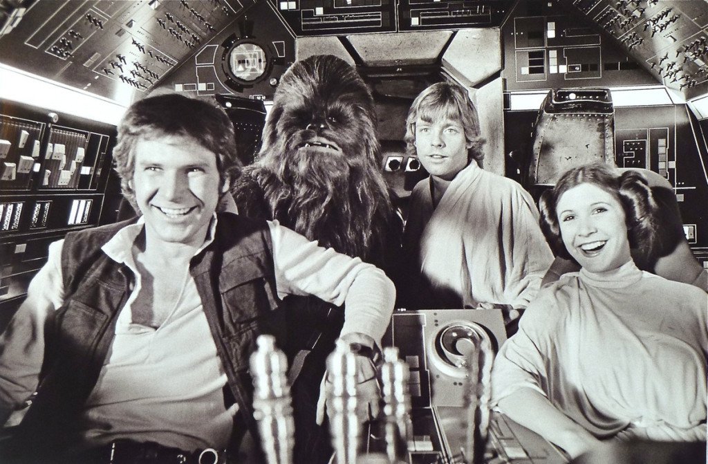 Harrison Ford, Peter Mayhew, Mark Hamill és Fisher két felvétel között a Millennium Falcon pilótafülkéjében (fotó: Lucasfilm)