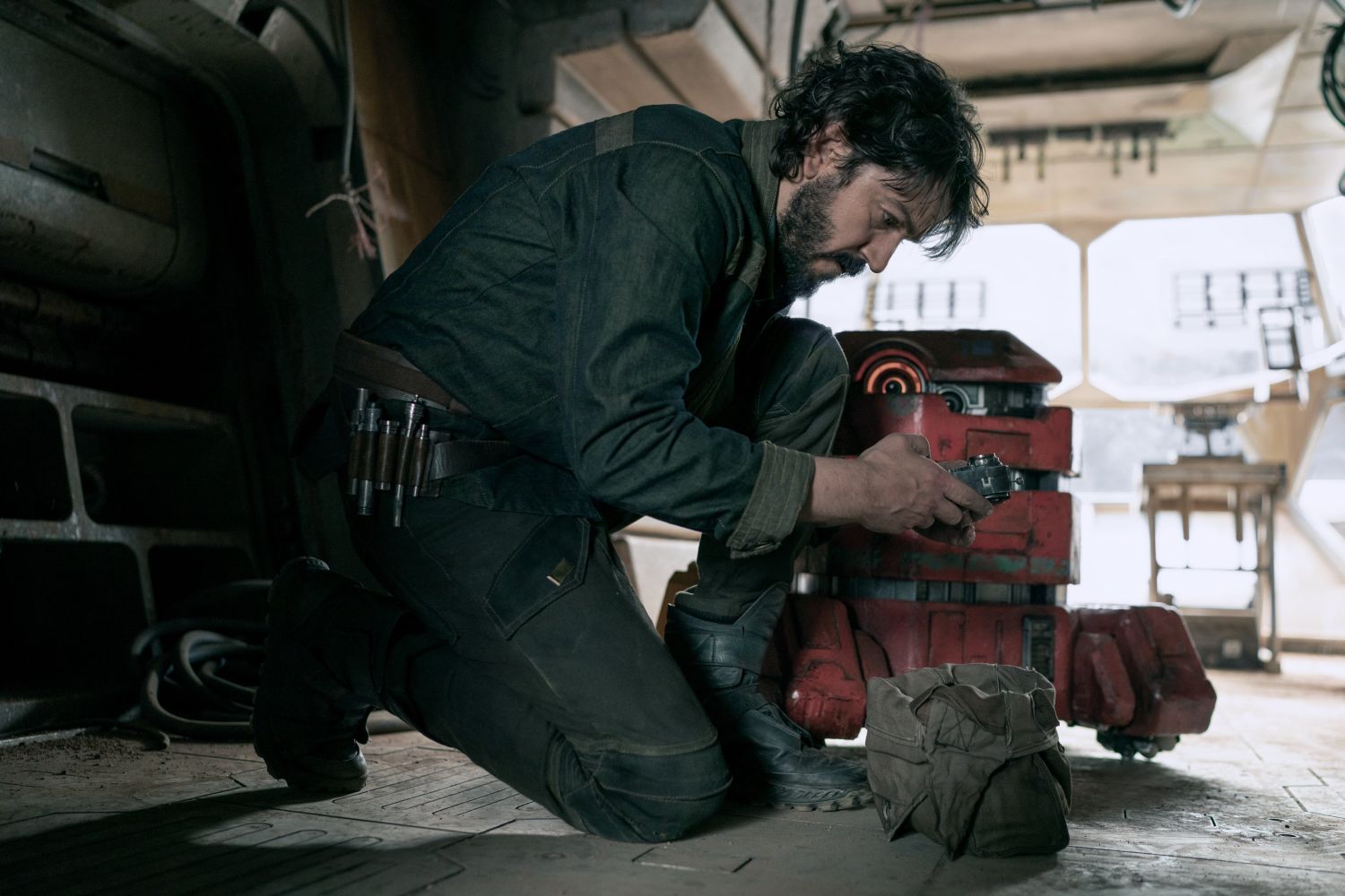 Cassian (Diego Luna) mellett az Andor család hűséges öreg droidja, az ütöttkopott B2EM0.