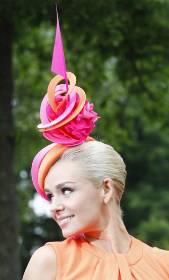 kalap-ozmonda-ascot 2013-Philip treacy- Katherine Jenkins.jpg