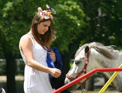 Kincsem lovas póló fesztivál-kalap-Ozmonda Kalap Galéria- cinke és ló-crop.JPG