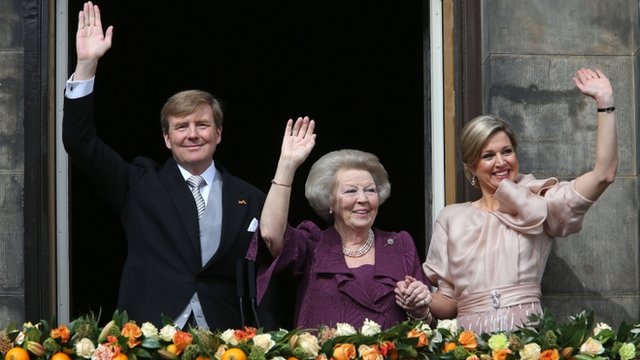 Willem-Alexander-Maxima-Beatrix-balkon.jpg