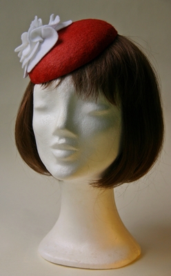 Ozmonda-kalap-piros filc, fehér virággal-ozmonda kalap galéria2.JPG