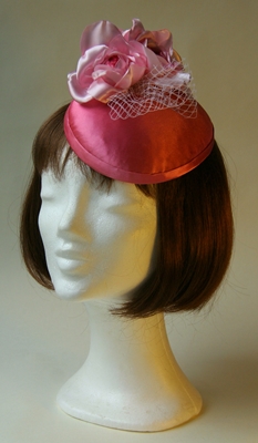 Ozmonda-kalap-rózsaszín szatén virágos gomb tüllel-ozmonda kalap galéria2.JPG