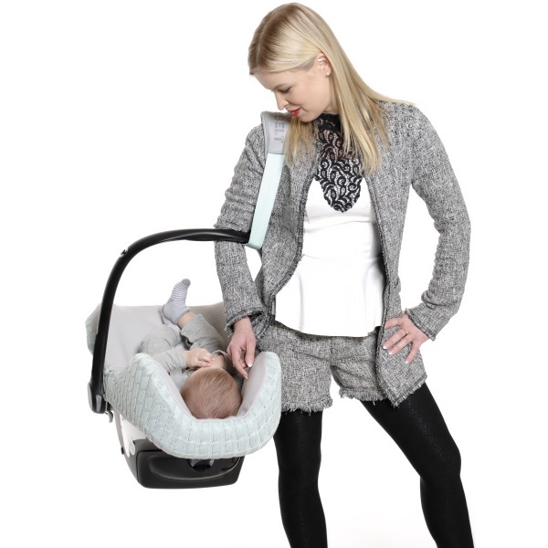 cocobelt-draagriem-voor-baby-autostoeltje-mint-in-gebruik.jpg