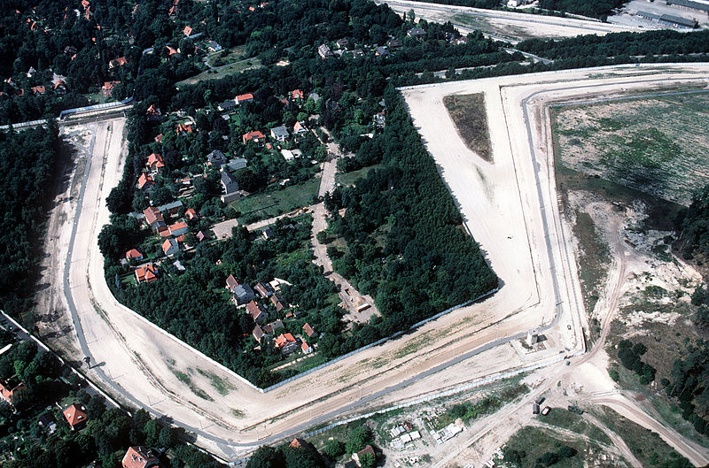 800px-Aerial_view_of_the_Berlin_Wall.jpg