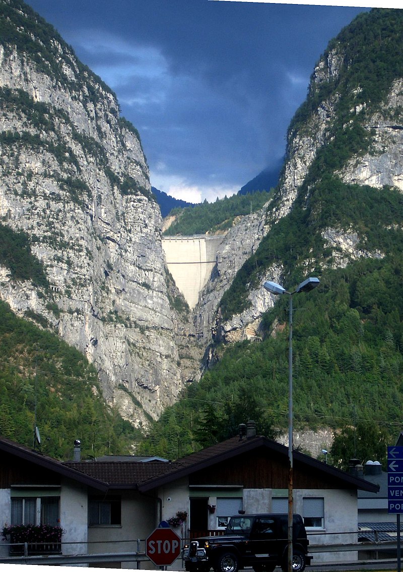 800px-la_diga_del_vajont_vista_da_longarone_18-8-2005.jpg