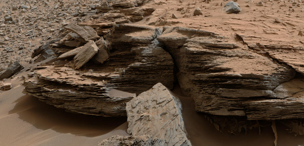 mars-curiosity-rover-water-loose-bed-layer-whale-rocks-pia19076-br2.jpg